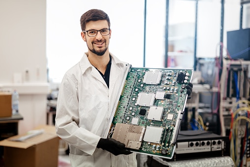 profissional técnico em informática com uma placa técnológica