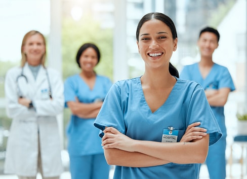 equipe de enfermeiros uniformizados em pé