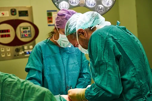 médico e enfermeiro em sala de cirurgia