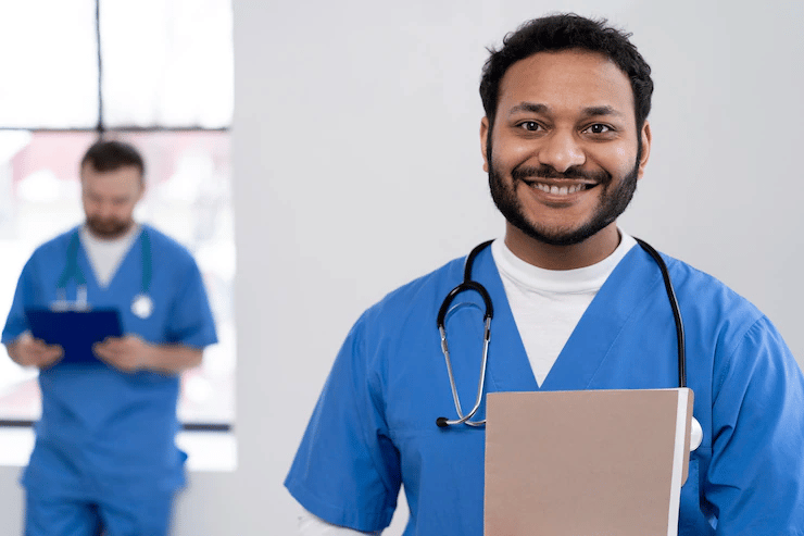 profissional de enfermagem com bloco de anotações em mãos em pé e sorrindo