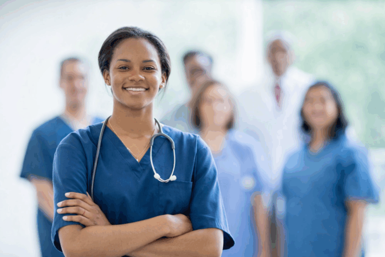 plantão de enfermagem como funciona profissional de enfermagem em hospital equipe de saúde ao fundo